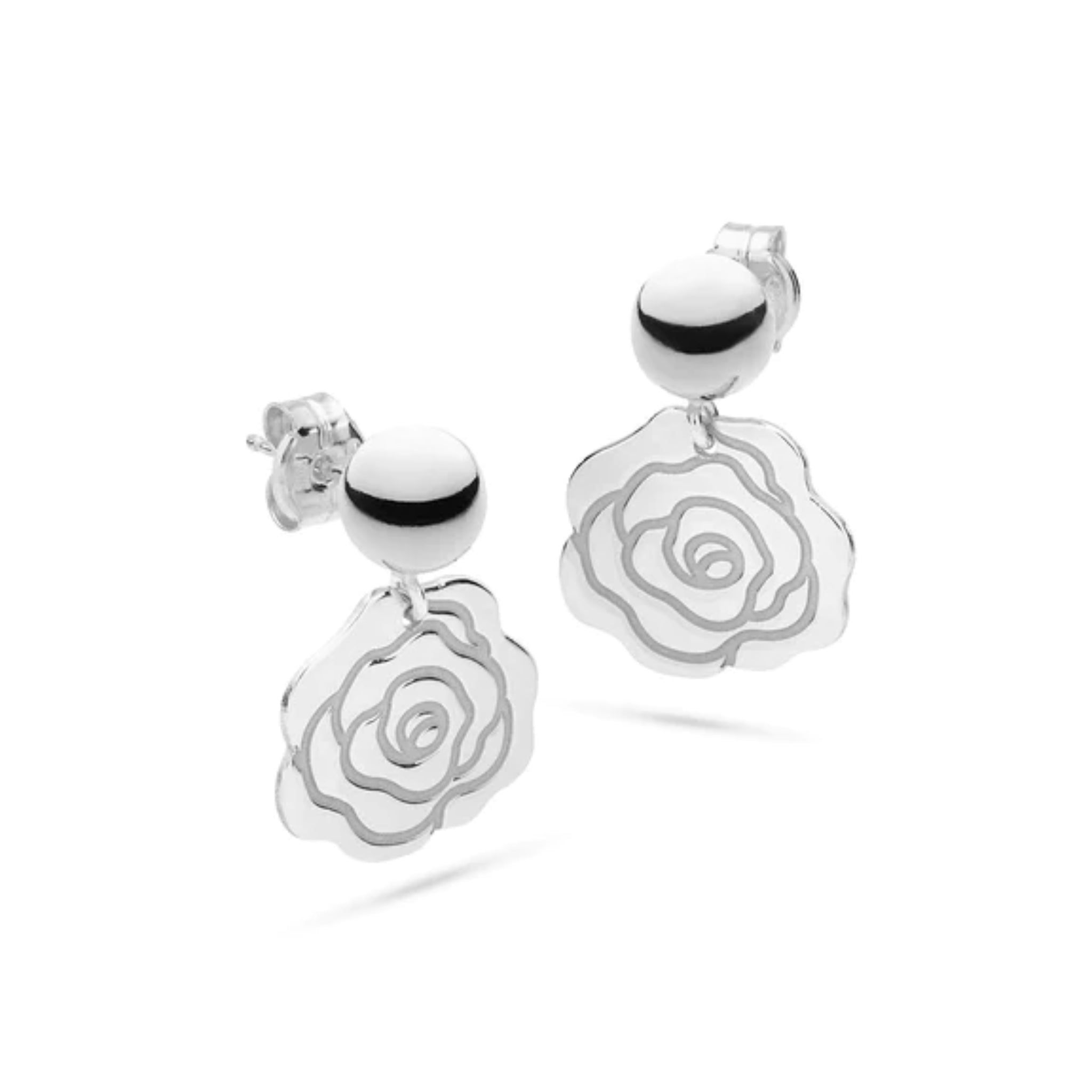 Silberohrringe mit rosafarbenem Blütenmuster und rundem Stecker.