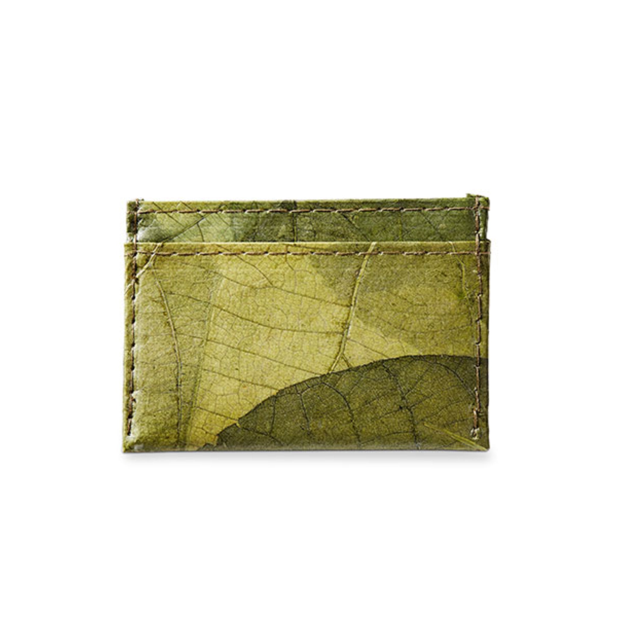 Grüne Geldbörse mit Blattmuster in einem minimalistischen Design vor weißem Hintergrund.