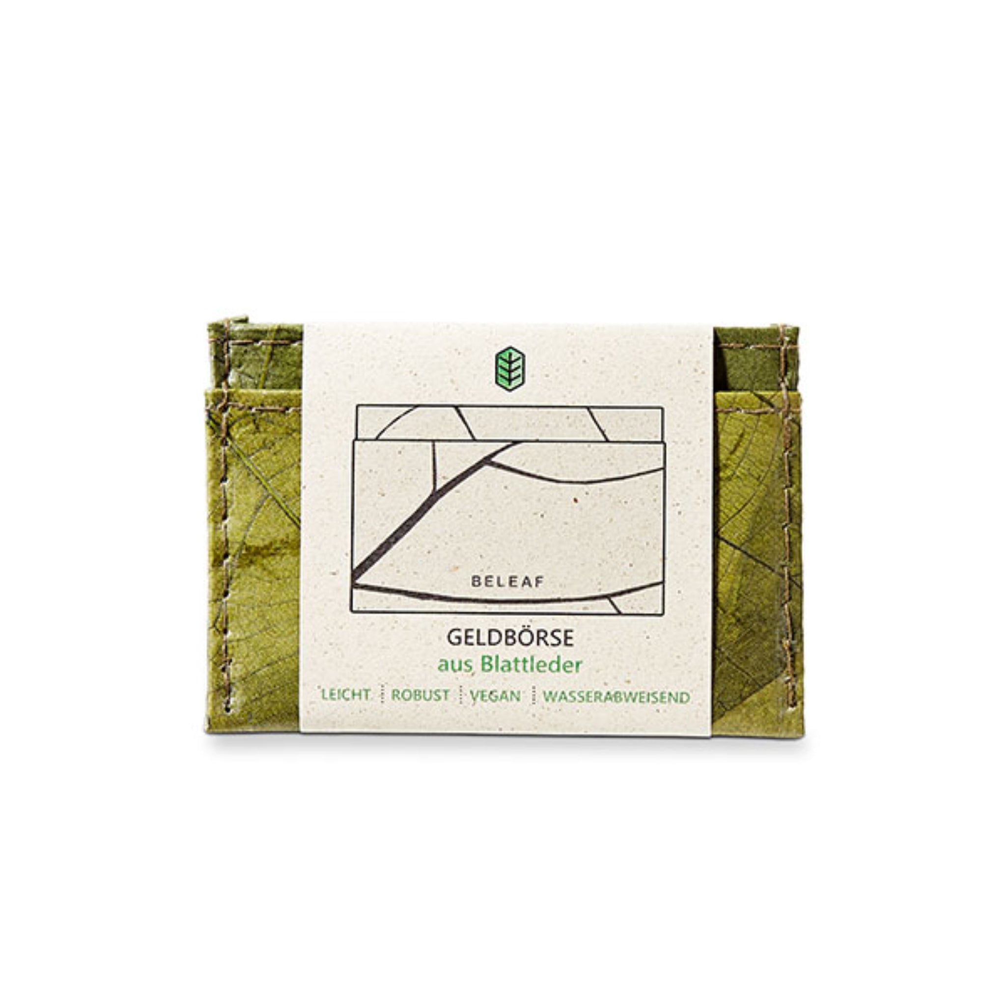 Grüne Geldbörse aus Blattleder mit Etikett, das sie als leicht, robust, vegan und wasserabweisend beschreibt.