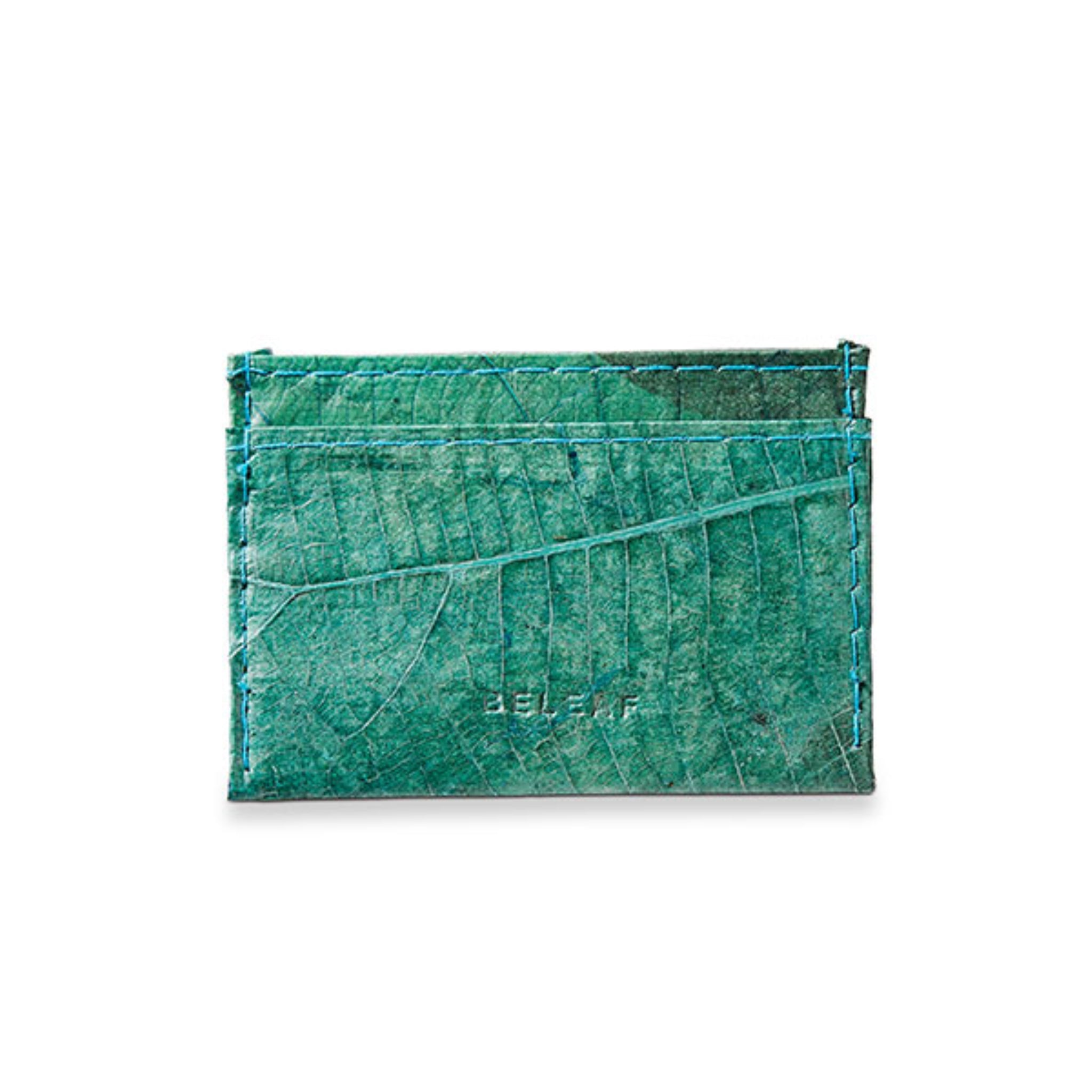 Grünes Kartenetui aus Blattmaterial mit sichtbaren Blattadern und einer geprägten Aufschrift "BELEAF" auf der Vorderseite.