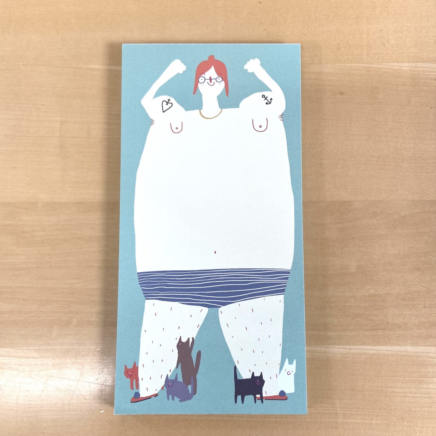 Illustration einer Person in Unterwäsche mit erhobenen Armen, Tattoos und Katzen zu ihren Füßen auf blauem Hintergrund.