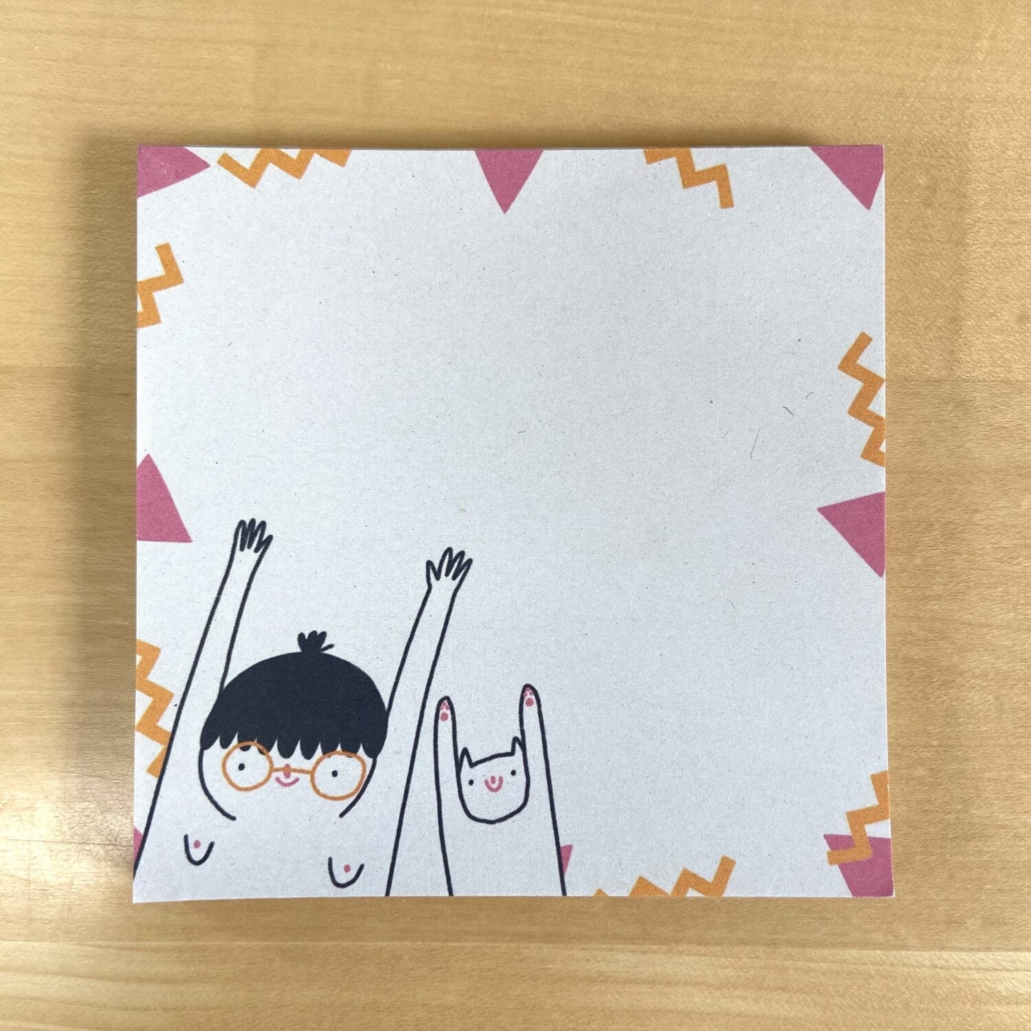 Illustration eines lächelnden Menschen und einer Katze, beide mit erhobenen Armen, auf einer Karte mit geometrischem Randmuster.