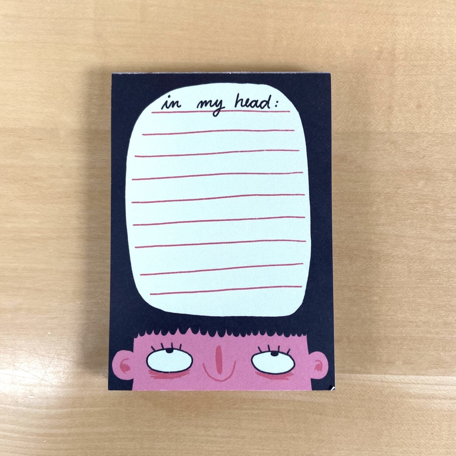 Illustration eines Gesichts mit einem Gedankenblasen-Notizblock, beschriftet mit "in my head:" und roten Linien.