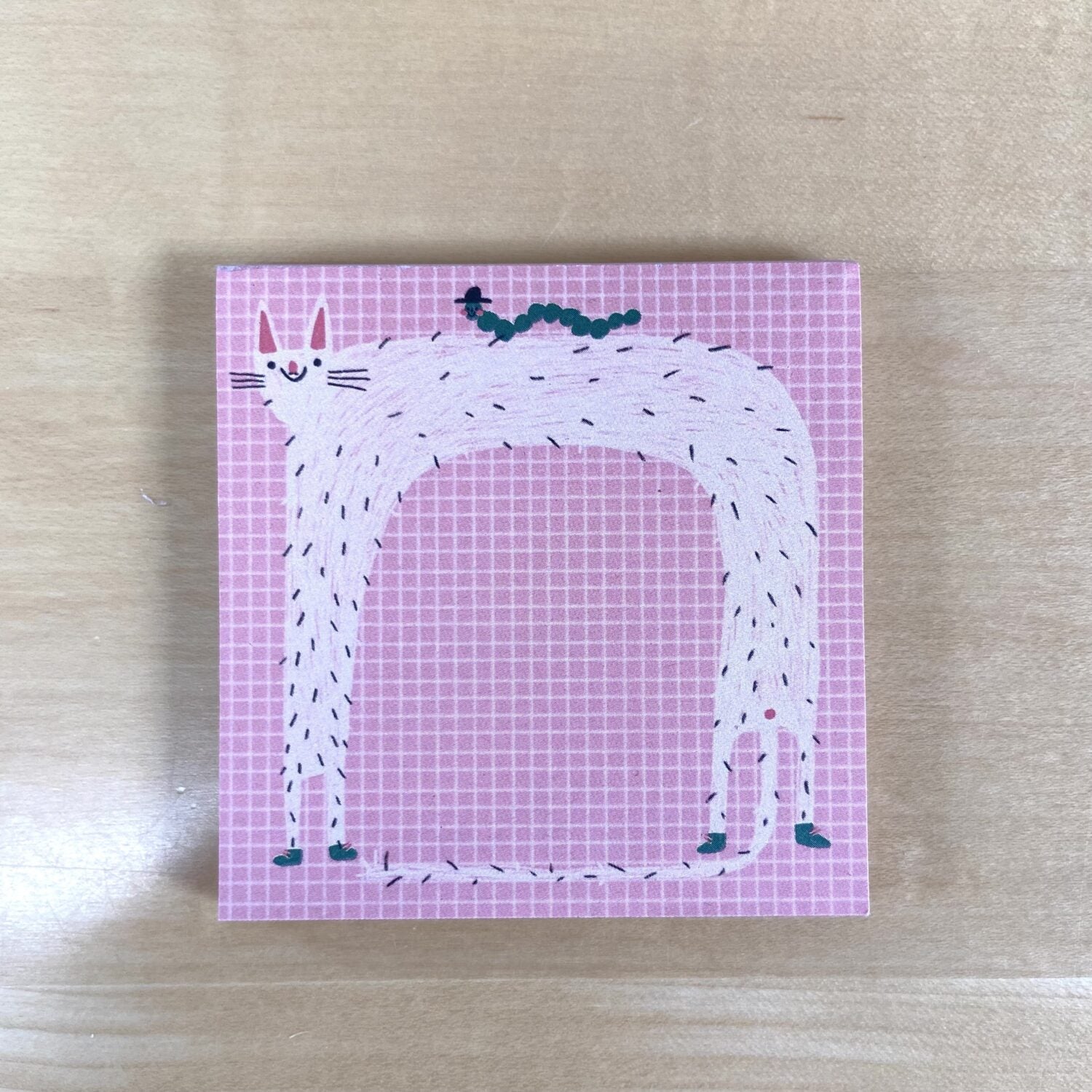 Illustration einer lächelnden, langgestreckten Katze auf rosa kariertem Hintergrund mit einem Käfer auf ihrem Rücken.