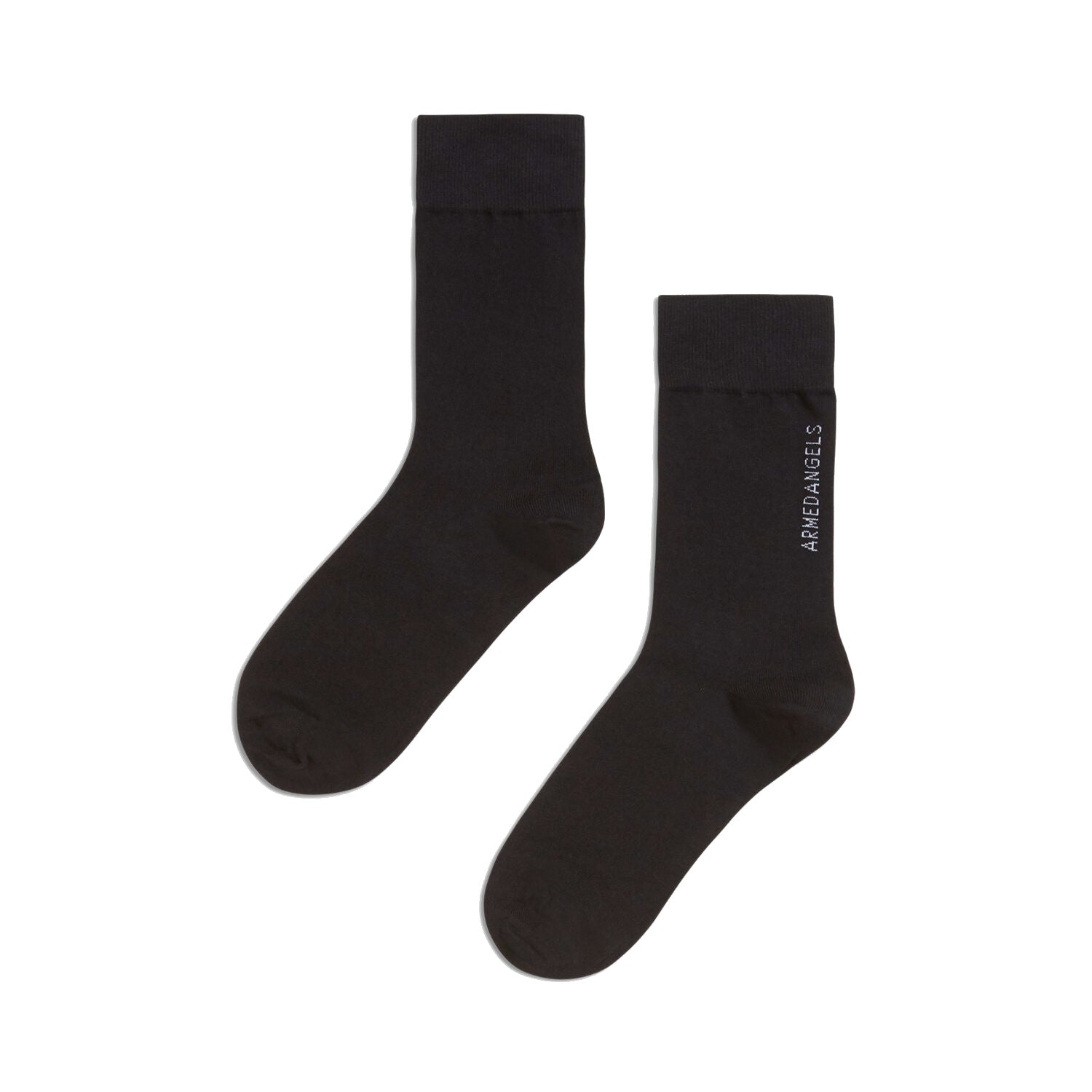 Schwarze Socken mit dem weißen Schriftzug "ARMEDANGELS" auf einer Socke, auf weißem Hintergrund.