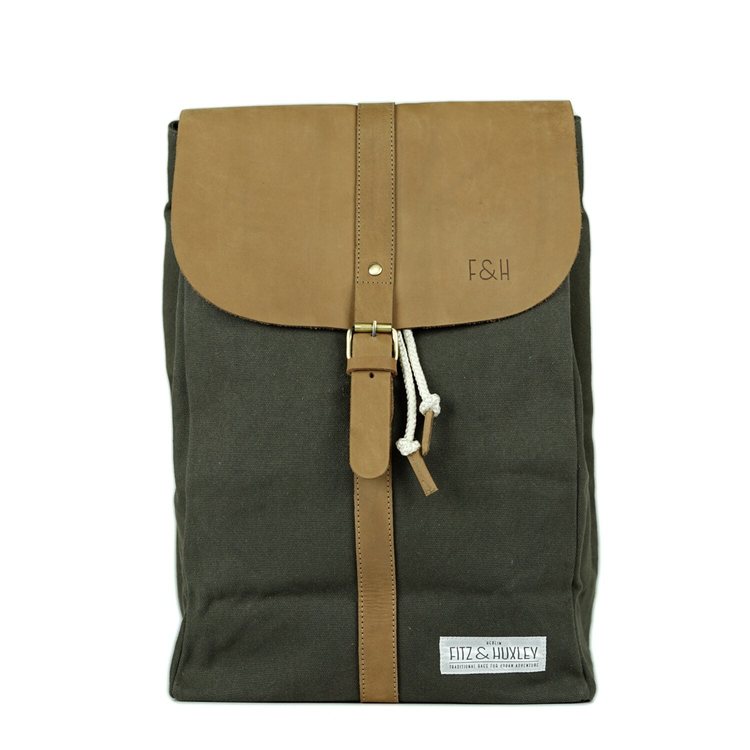 Olivgrüner Rucksack mit hellbraunem Lederüberschlag und Kordelverschluss, Label "Fitz & Huxley" auf der Vorderseite.