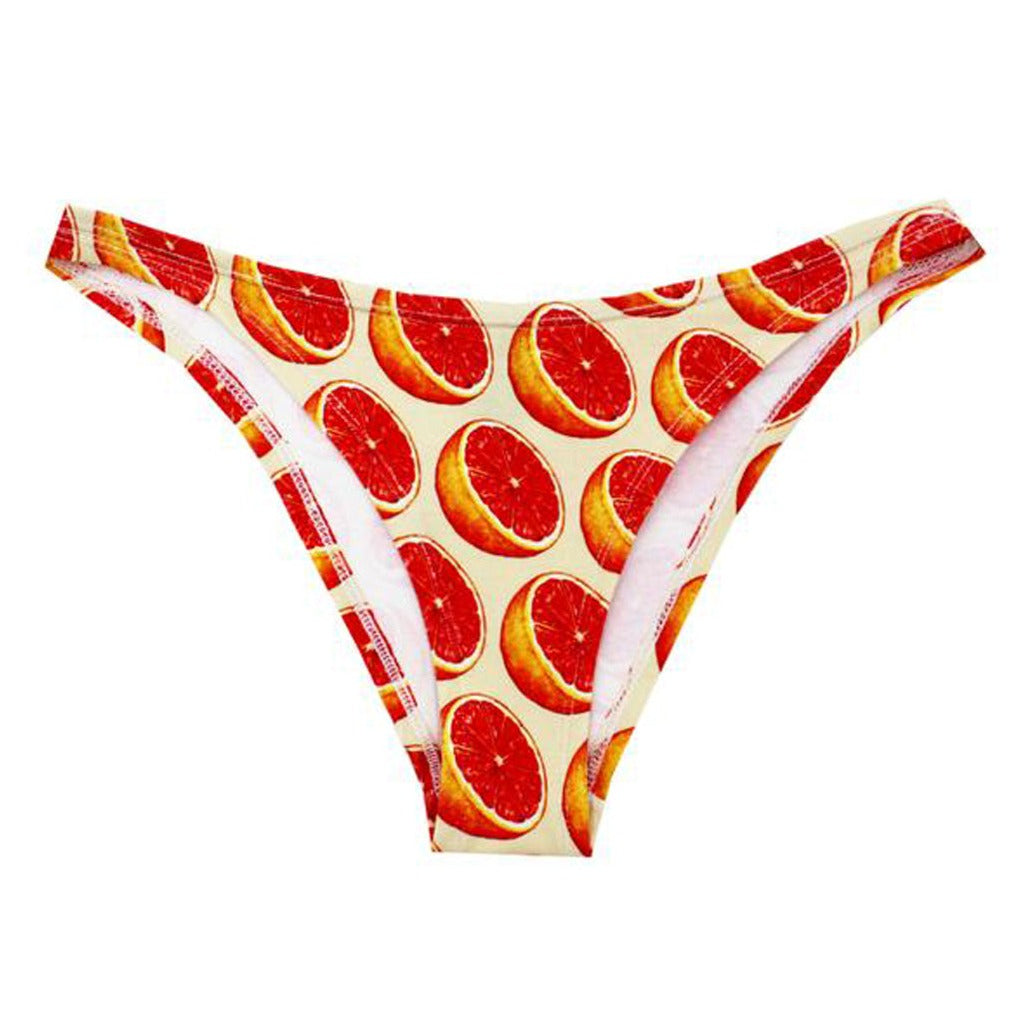 Bikiniunterteil mit einem Muster aus roten Grapefruit-Hälften auf einem weißen Hintergrund.