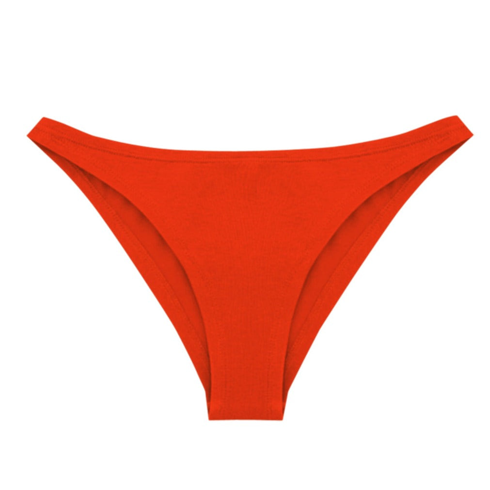 Rote Damenunterhose vor weißem Hintergrund.