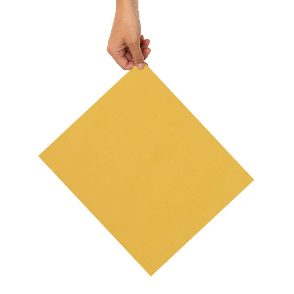 Eine Hand hält ein gelbes quadratisches Papier senkrecht über einem weißen Hintergrund.