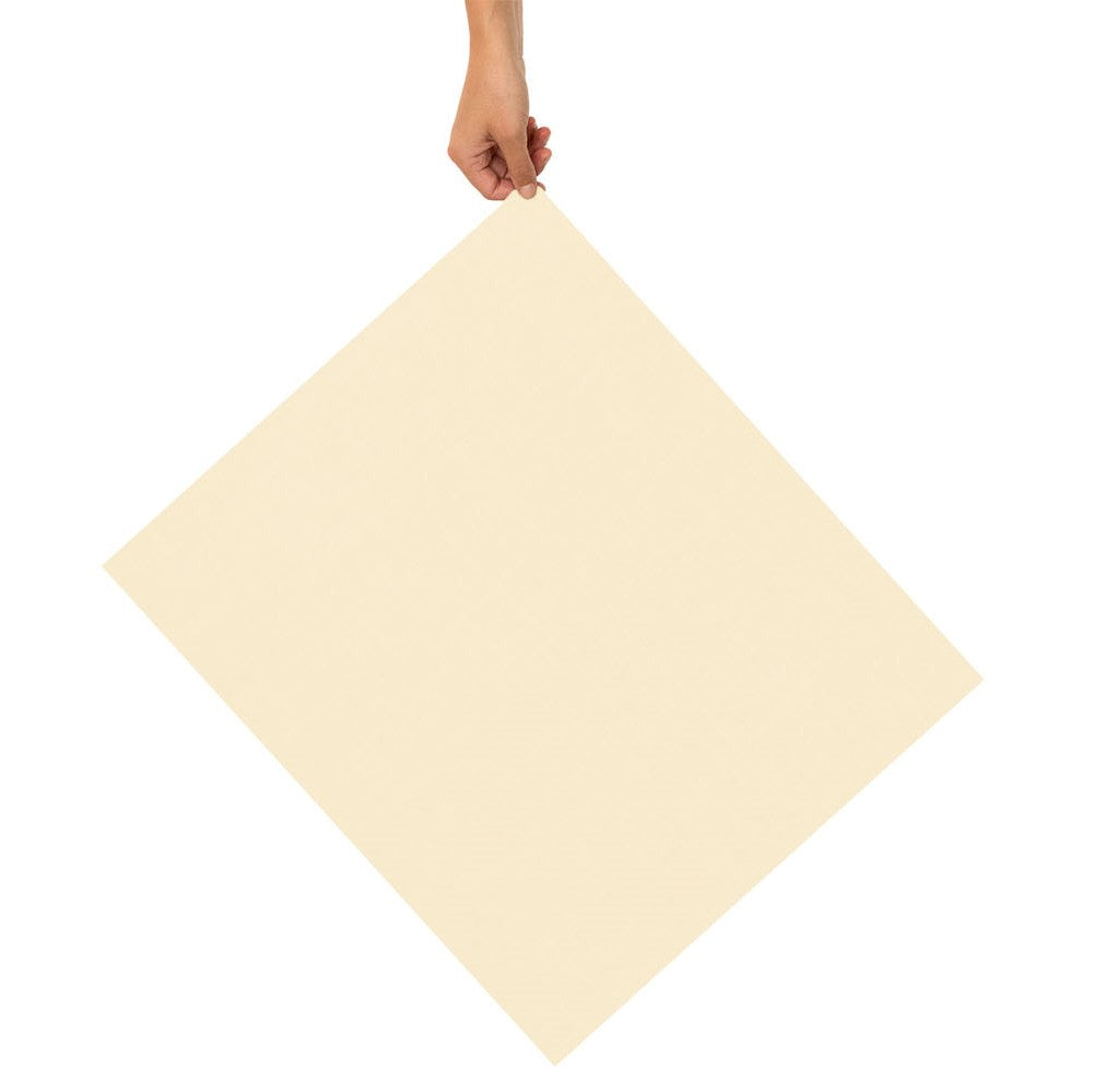 Eine Hand hält ein quadratisches, cremefarbenes Blatt Papier gegen einen weißen Hintergrund.