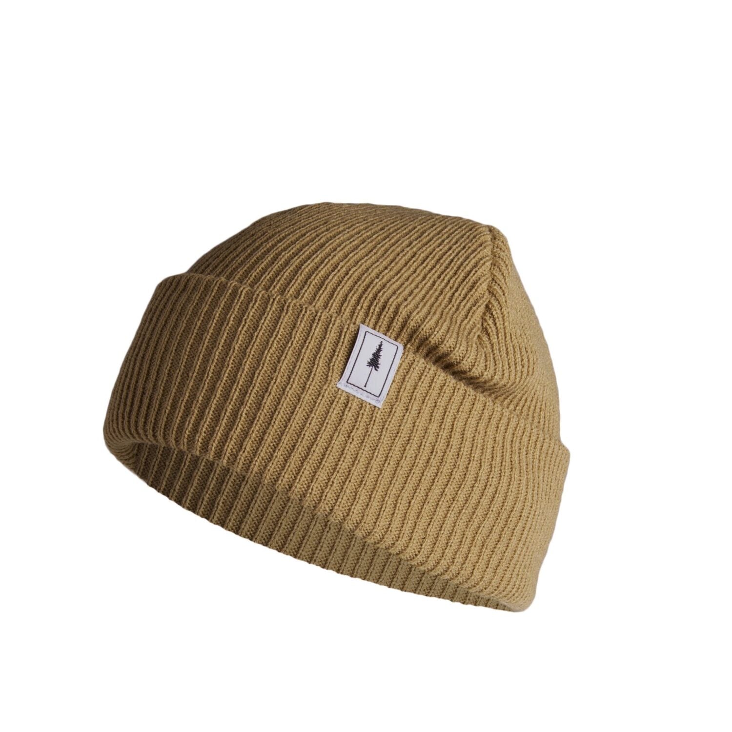 Beige Strickmütze mit umgeschlagenem Rand und kleinem Baumlogo auf einem Etikett seitlich.