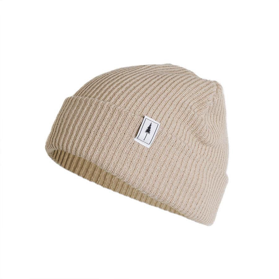 Beige-strickmütze mit einem kleinen Baumsymbol auf einem Etikett.