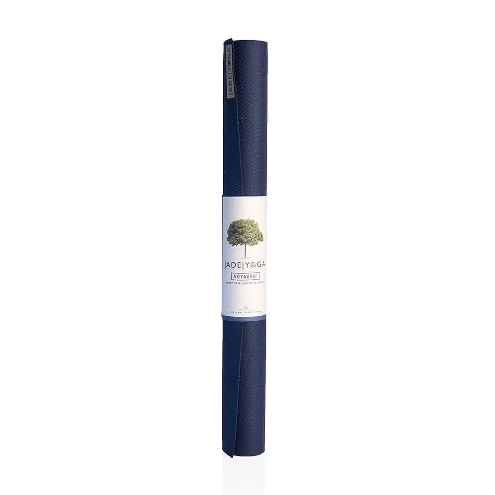Eine zusammengerollte blaue Yogamatte mit einem Etikett, das einen Baum und den Text "JadeYoga" zeigt.