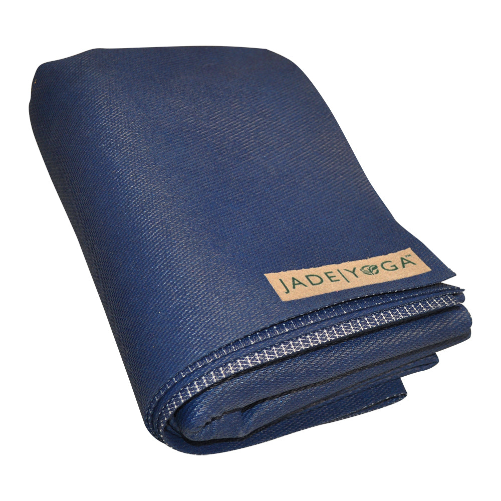 Blaue, gefaltete Yogamatte mit dem Etikett "JADE YOGA" auf der Seite.