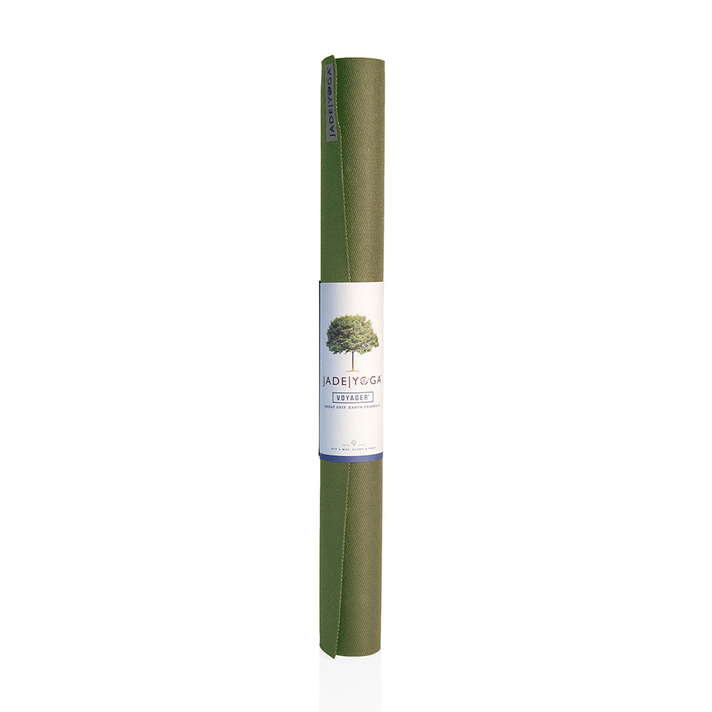 Grüne, zusammengerollte Yogamatte mit einem Etikett, darauf ein Baum und die Aufschrift "Jade Yoga Voyager".