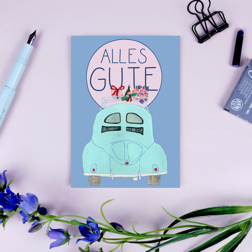 Illustration von einem hellblauen Auto mit Blumen und Getränken oben, daneben steht "ALLES GUTE".