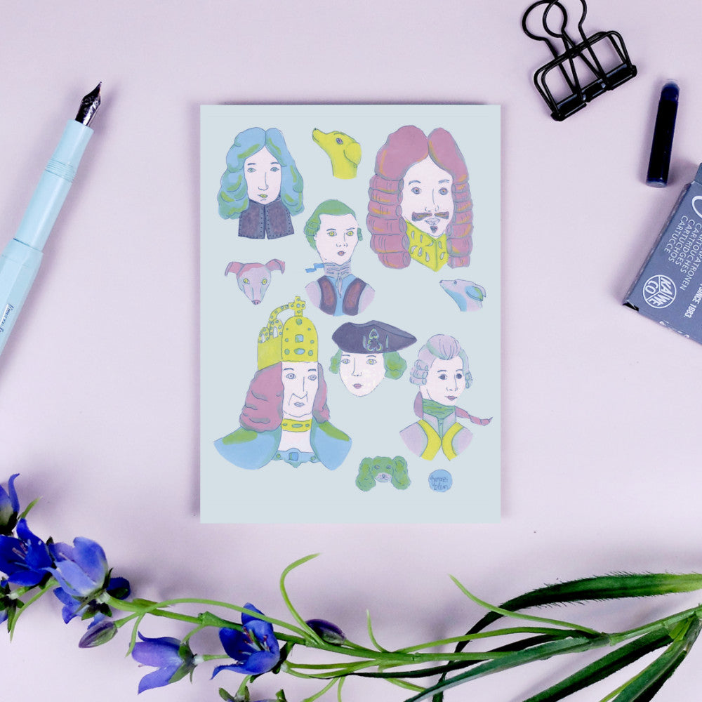 Illustration von historischen Figuren in Pastellfarben auf Papier, umgeben von Stift, Klammer und Blumen.