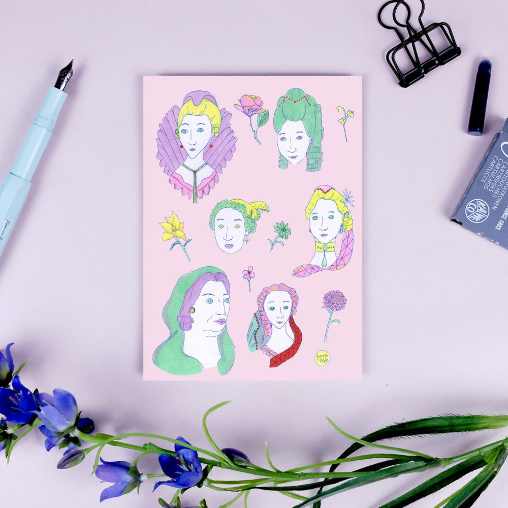 Illustration mit bunten, stilisierten Frauengesichtern und Blumen auf einem rosa Hintergrund, umgeben von Schreibutensilien.