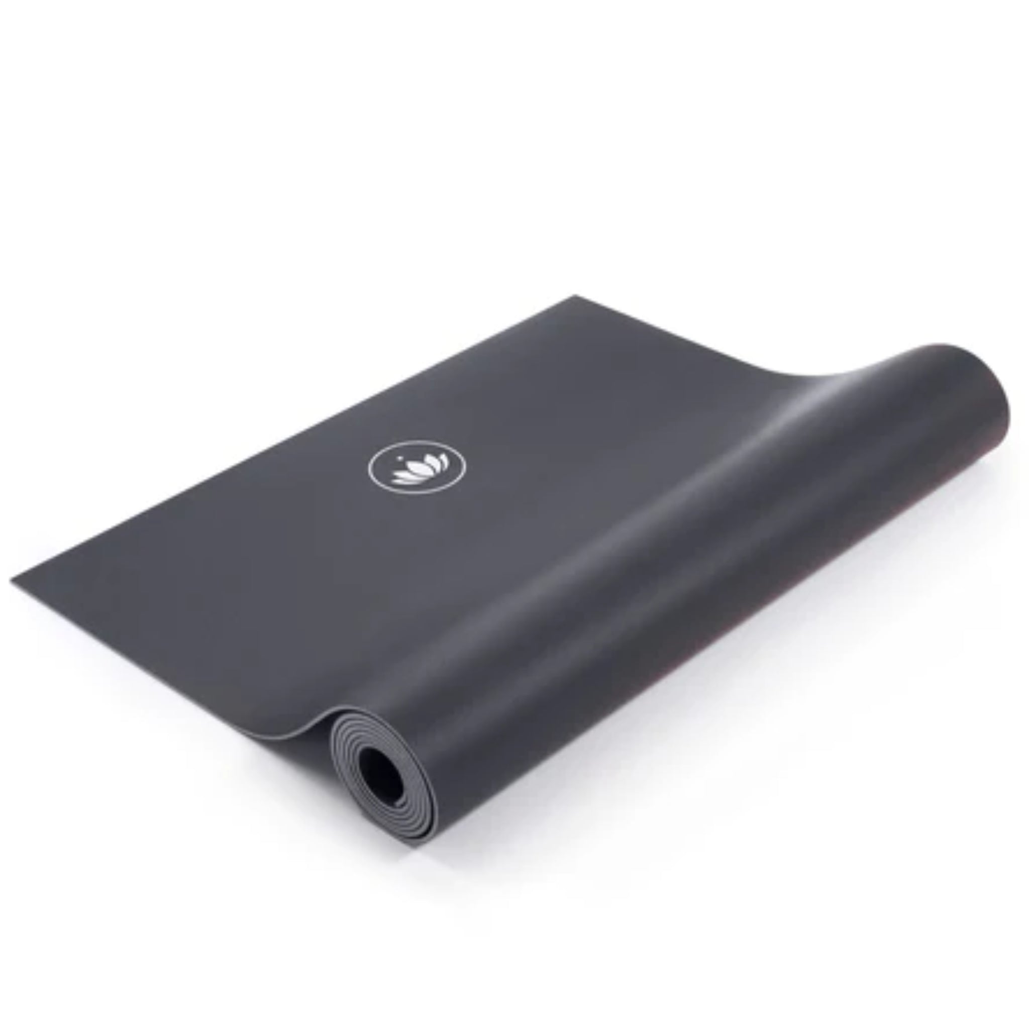 Dunkle Yogamatte mit aufgerolltem Ende und weißem Lotus-Logo in der Mitte, auf weißem Hintergrund.
