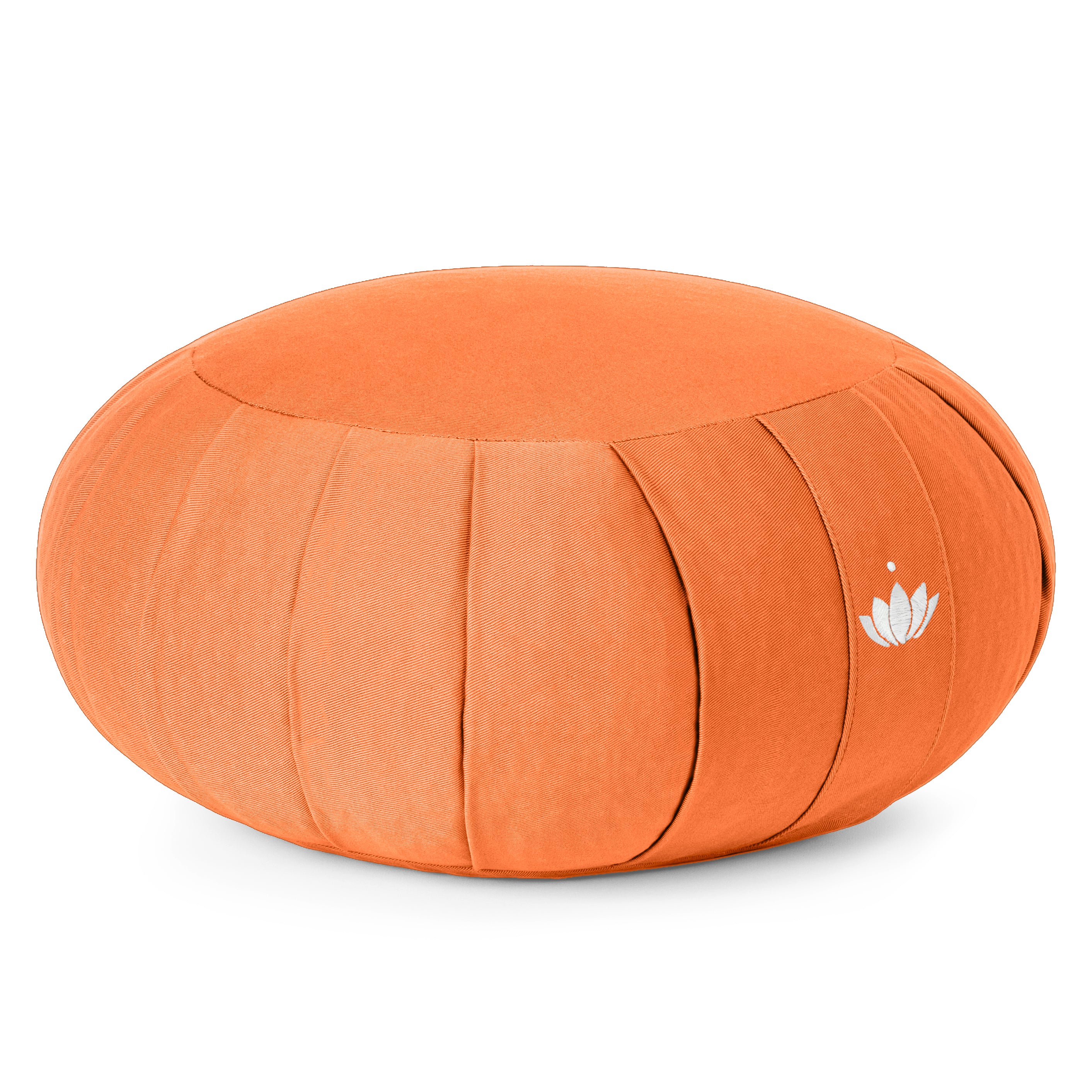 Orangefarbenes, rundes Meditationskissen mit einem gestickten weißen Lotusmotiv auf der Seite.
