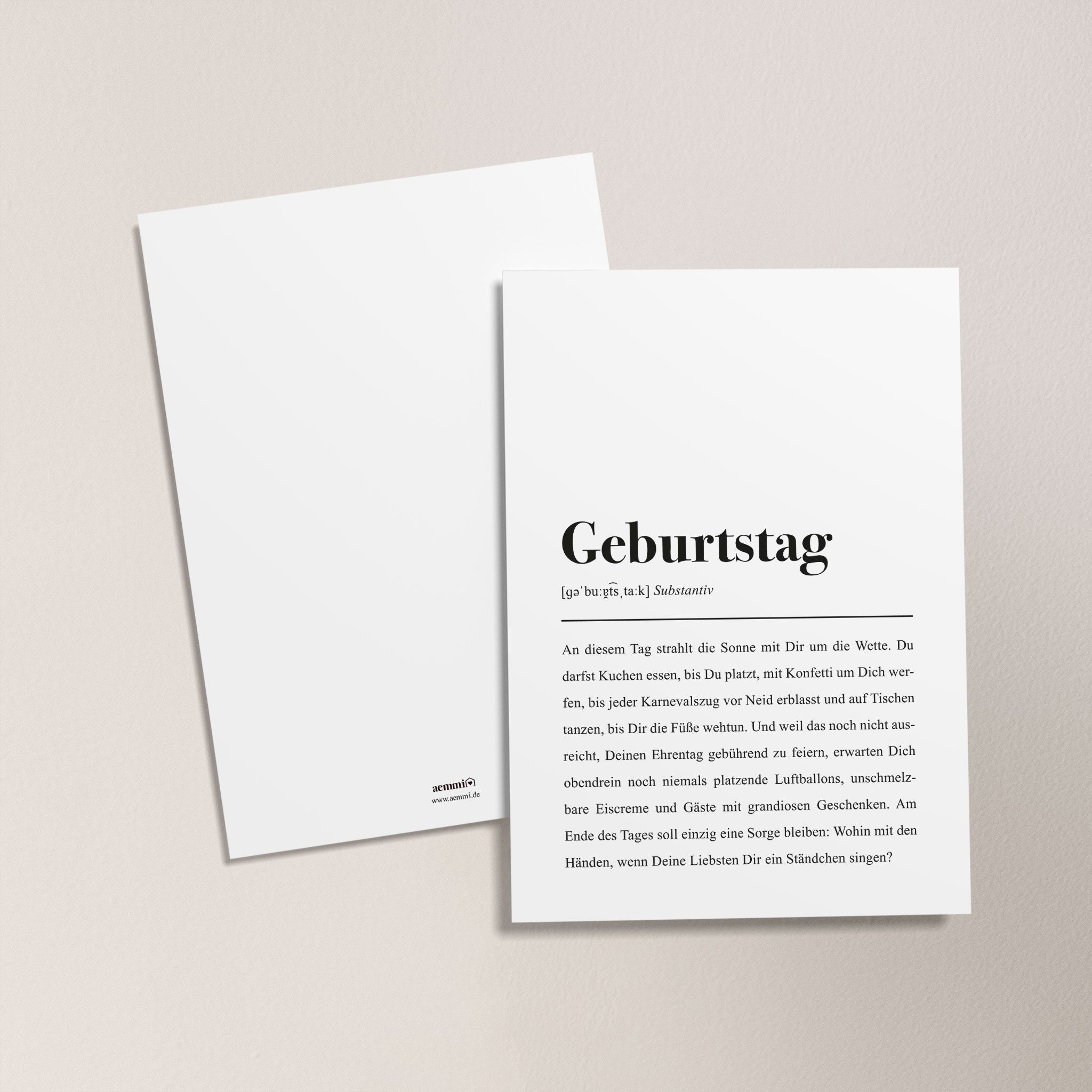 Zwei Karten, eine mit der Definition von "Geburtstag" in schwarzer Schrift auf weißem Hintergrund, die andere ist leer.