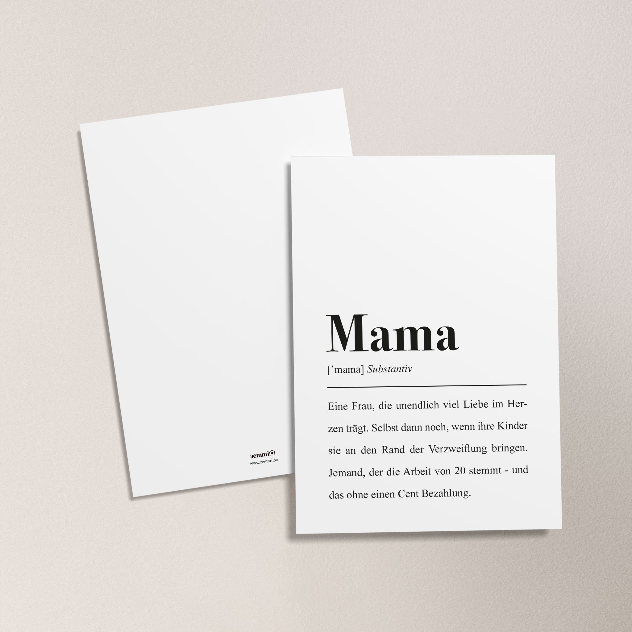 Zwei weiße Karten auf hellem Hintergrund, eine mit dem Text „Mama“ und einer sentimentalen Definition.