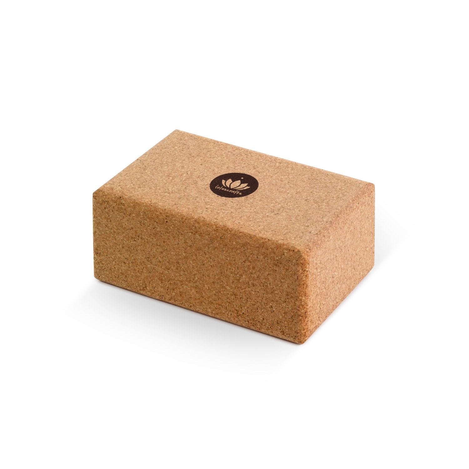 Rechteckiger Yoga-Block aus Kork mit schwarzem Logo auf der Oberseite, auf weißem Hintergrund.