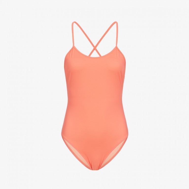 Ein orangefarbener Badeanzug mit überkreuzten Spaghettiträgern auf weißem Hintergrund.