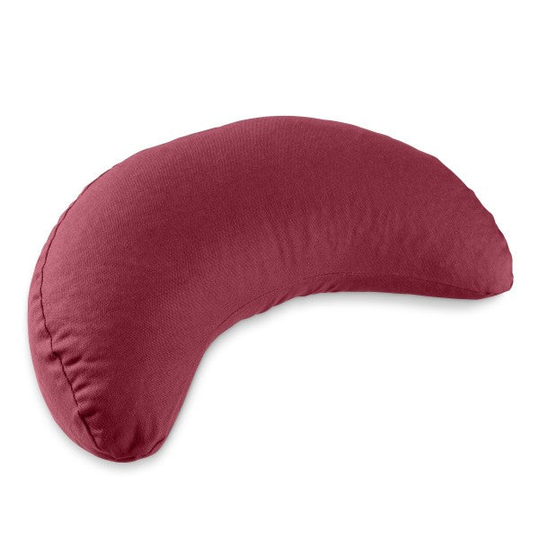 Rotes, halbmondförmiges Kissen vor weißem Hintergrund.