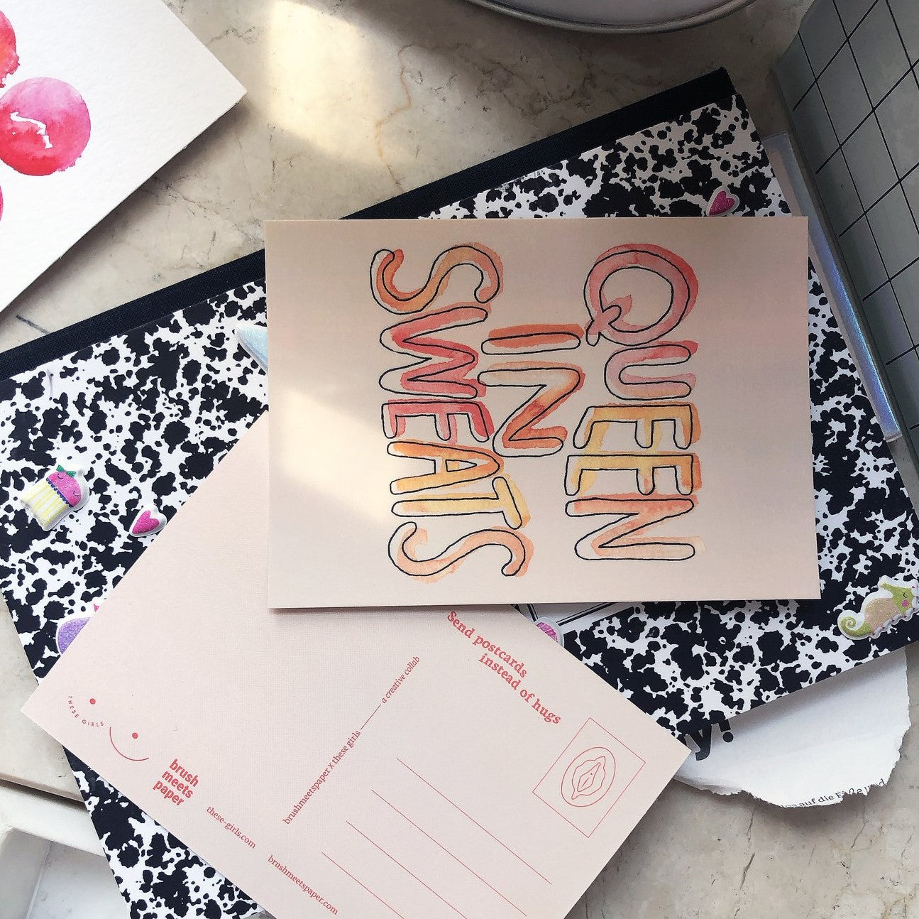 brushmeetspaper Queen in sweats Postkarte (4)