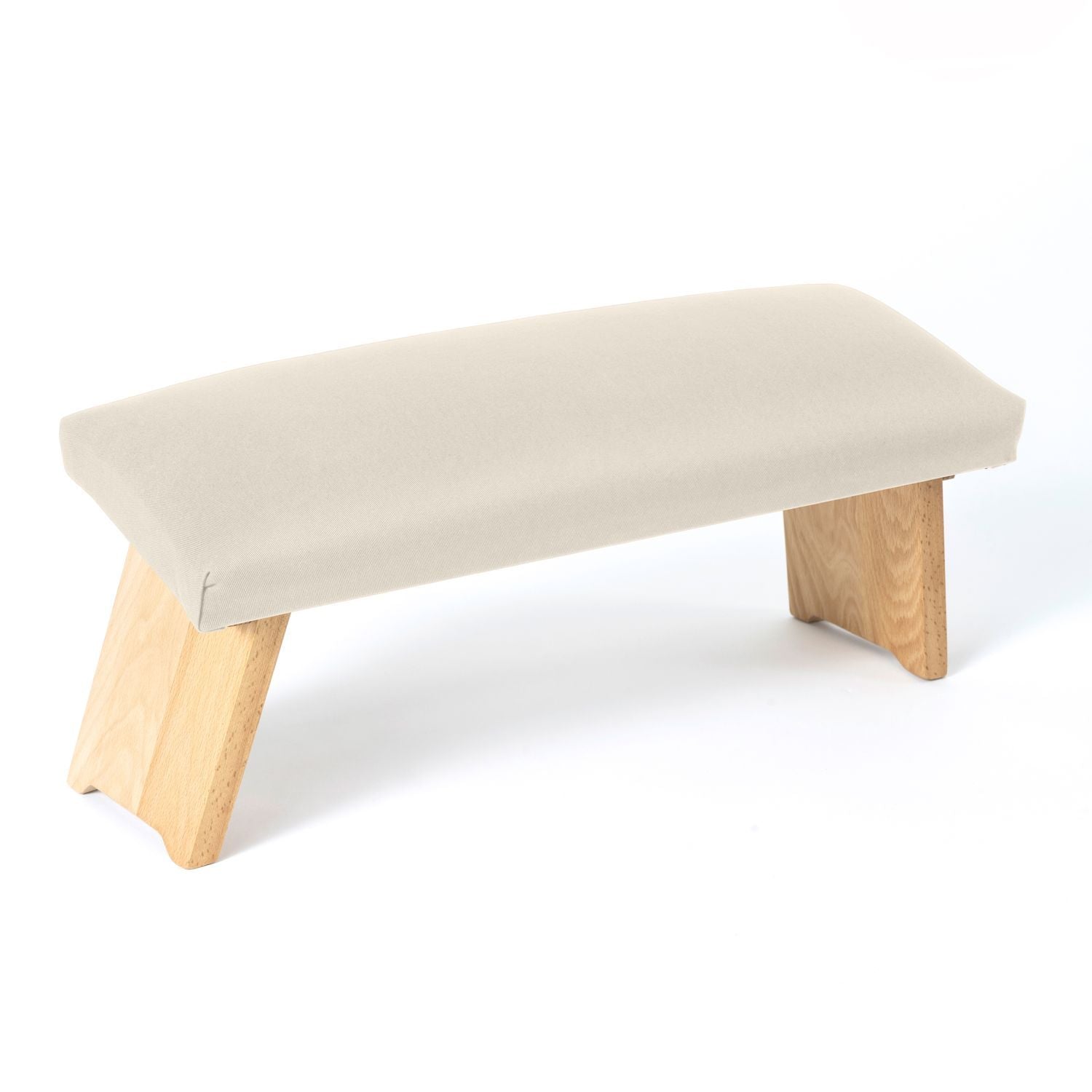 Beigefarbene Sitzbank mit Holzbeinen vor weißem Hintergrund.