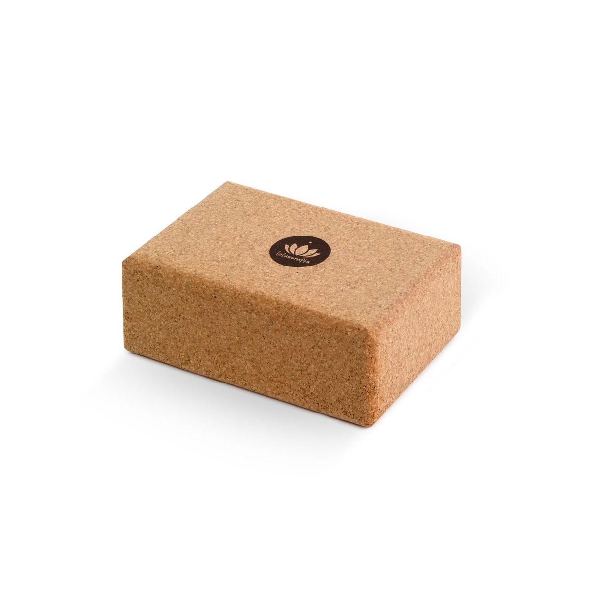 Brauner Yogablock aus Kork mit einem Logo auf der Oberseite, platziert auf weißem Hintergrund.