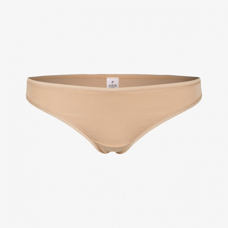 Beige Damen-Slip auf weißem Hintergrund, mit einem kleinen Etikett an der Vorderseite.