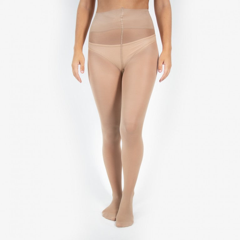 Person in hautfarbener Strumpfhose vor weißem Hintergrund.