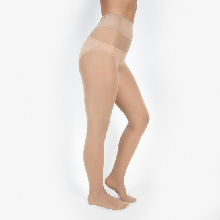 Eine Person trägt hautfarbene Strumpfhosen, seitlich fotografiert vor einem weißen Hintergrund.