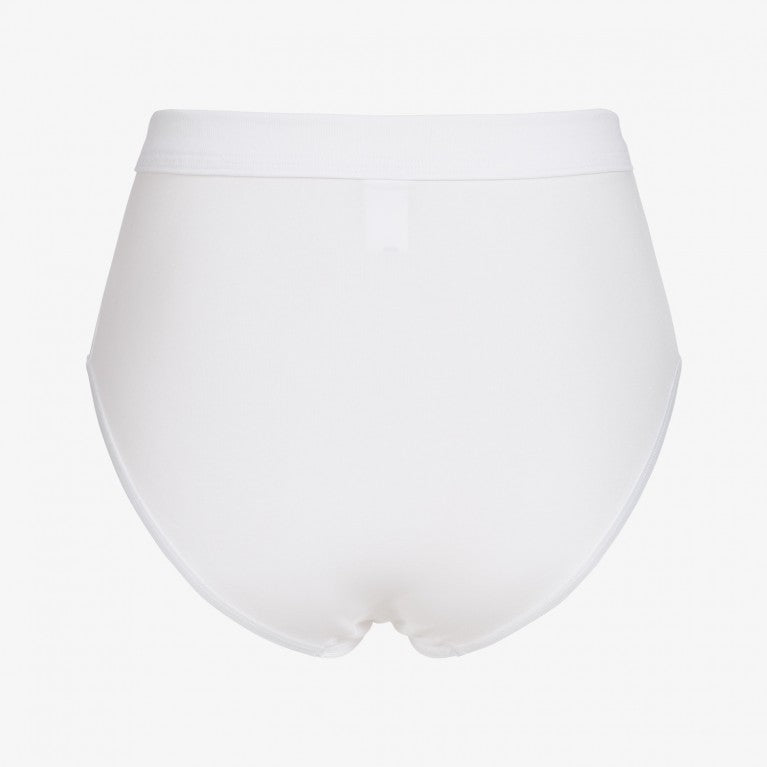 Weiße Damenunterhose in klassischem Schnitt, von hinten fotografiert, auf weißem Hintergrund.
