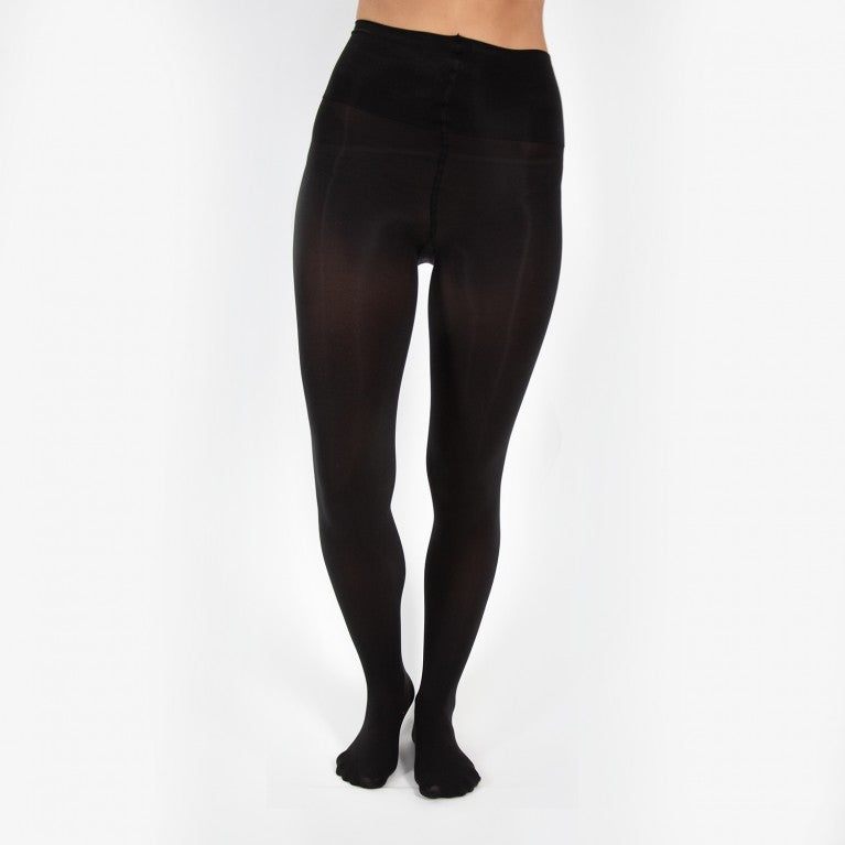 Person trägt eine schwarze blickdichte Strumpfhose, die bis zur Taille reicht, mit weißem Hintergrund.