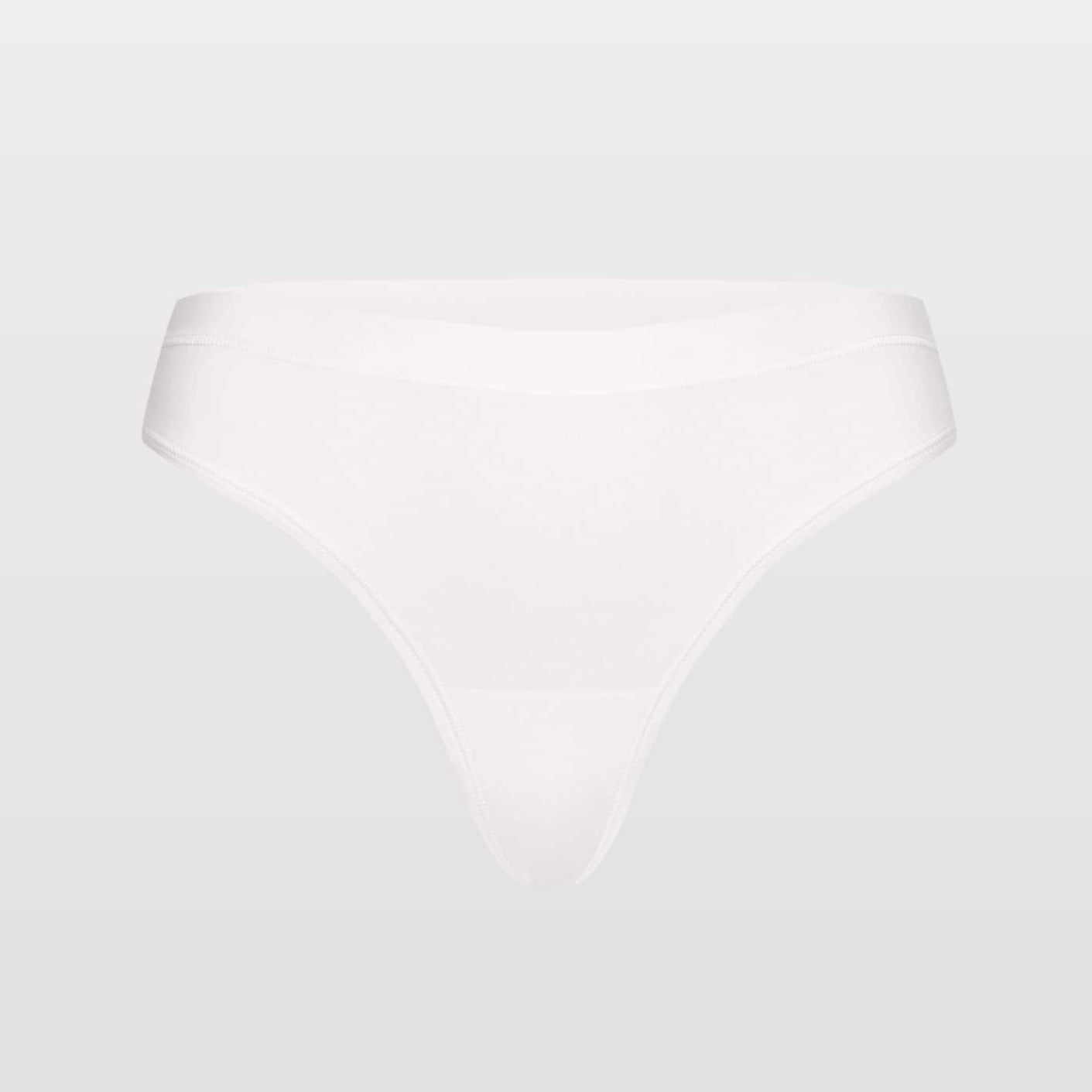 Weißer Damen-Slip vor grauem Hintergrund.