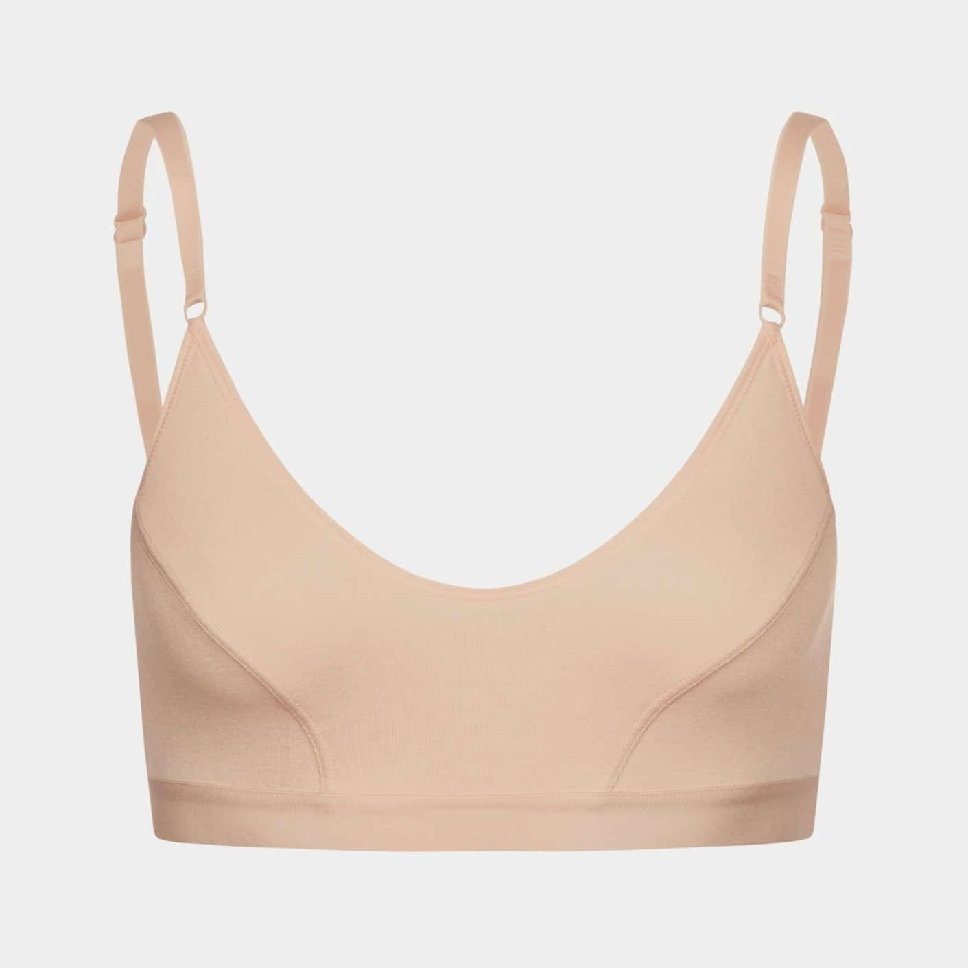 Beige-farbener BH ohne Bügel mit verstellbaren Trägern auf weißem Hintergrund.