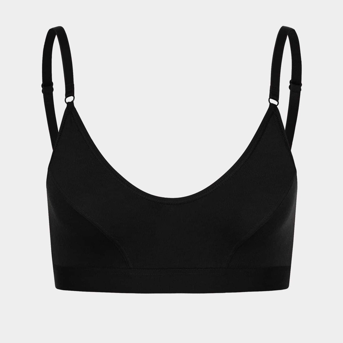 Schwarzer, trägerloser BH vor weißem Hintergrund.