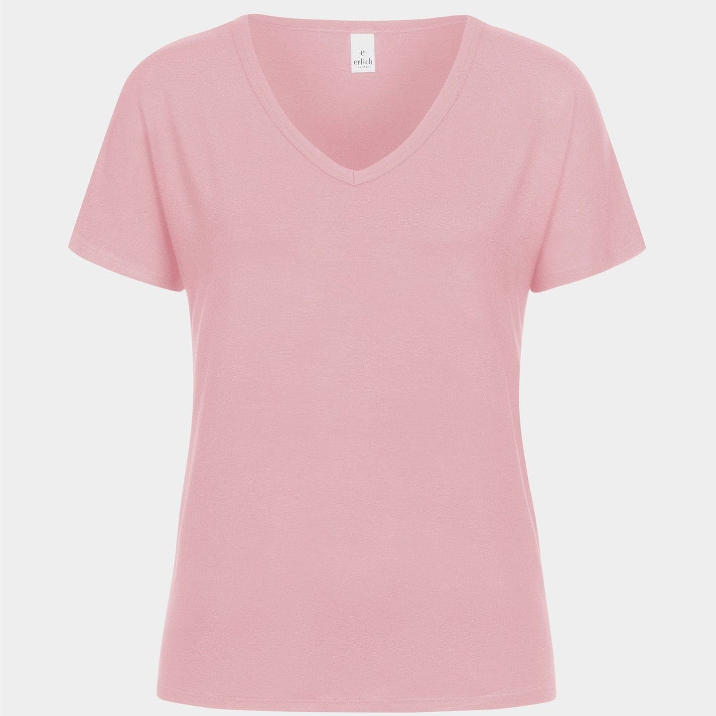 Rosa T-Shirt mit V-Ausschnitt vor weißem Hintergrund.