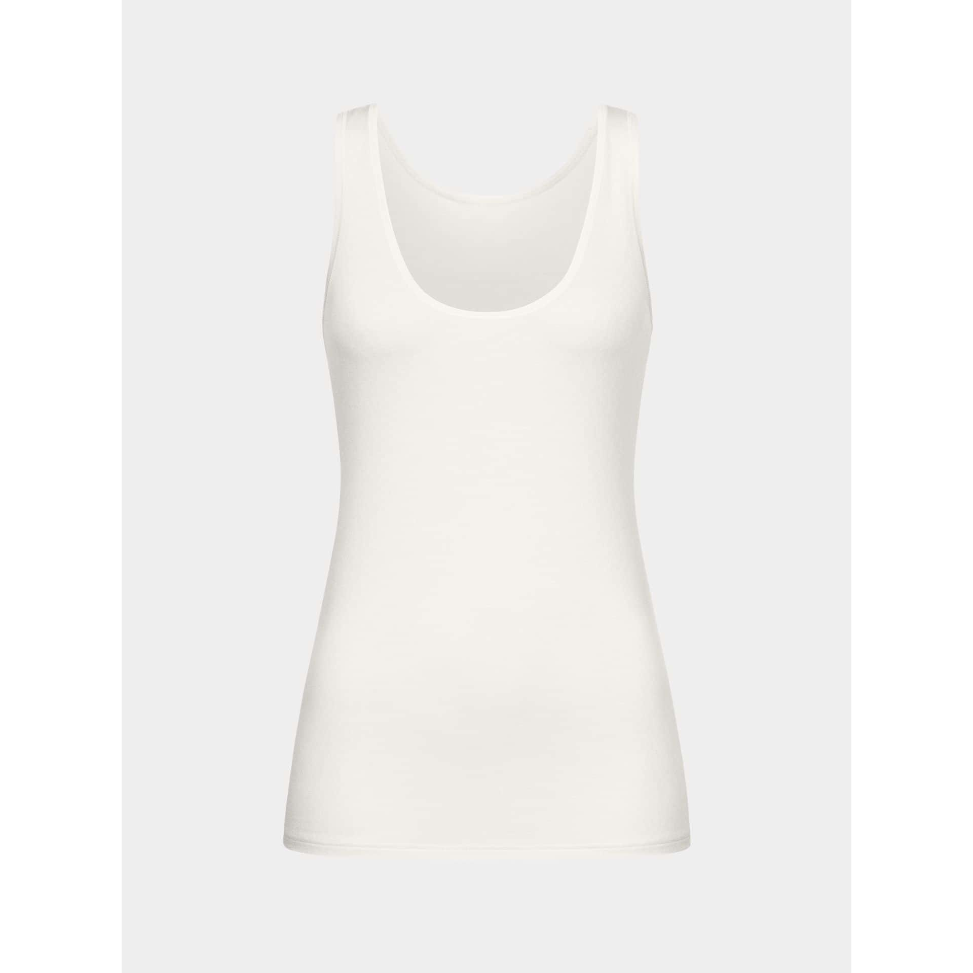 Ärmelloses, weißes Tanktop vor weißem Hintergrund.