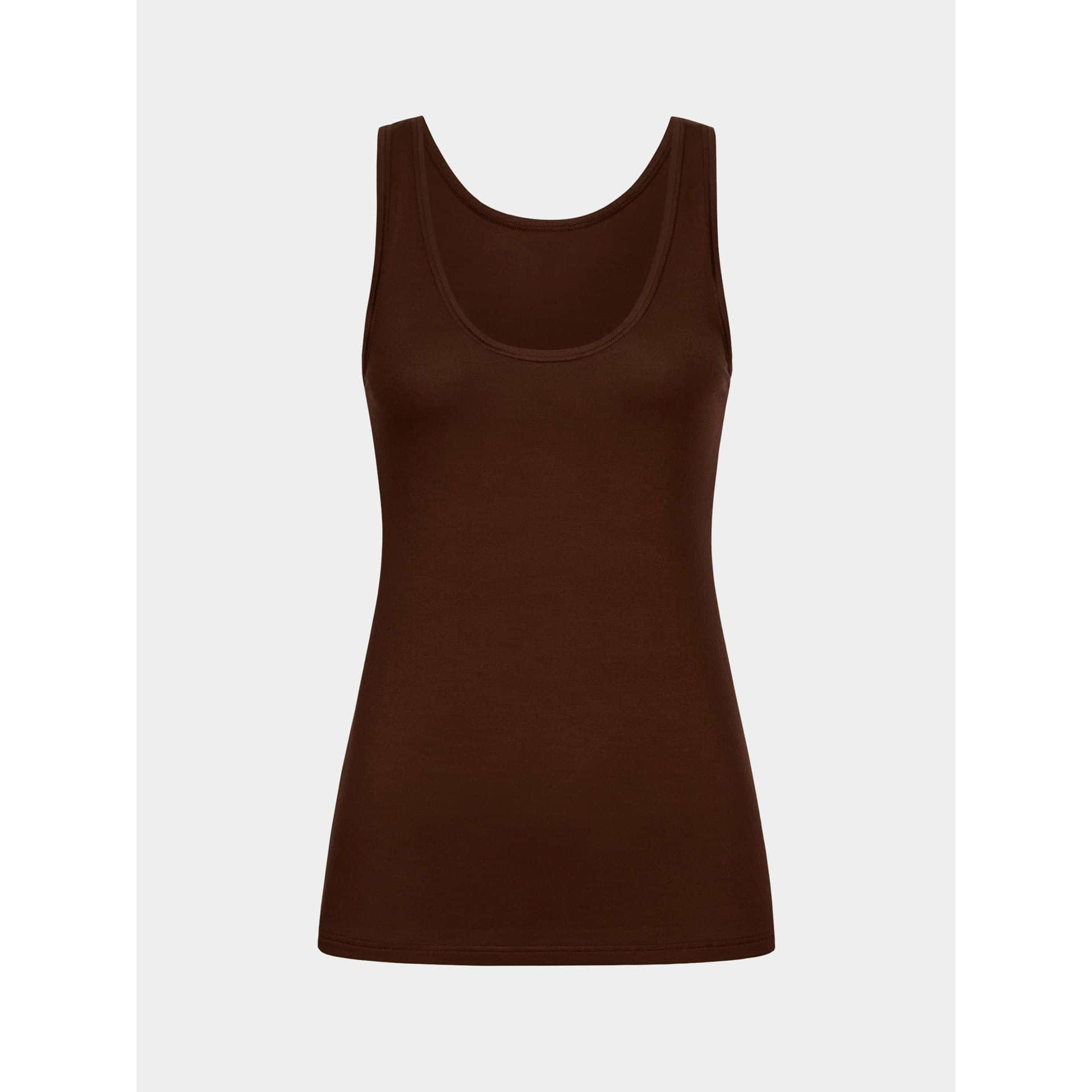 Braunes Tanktop vor neutralem Hintergrund.