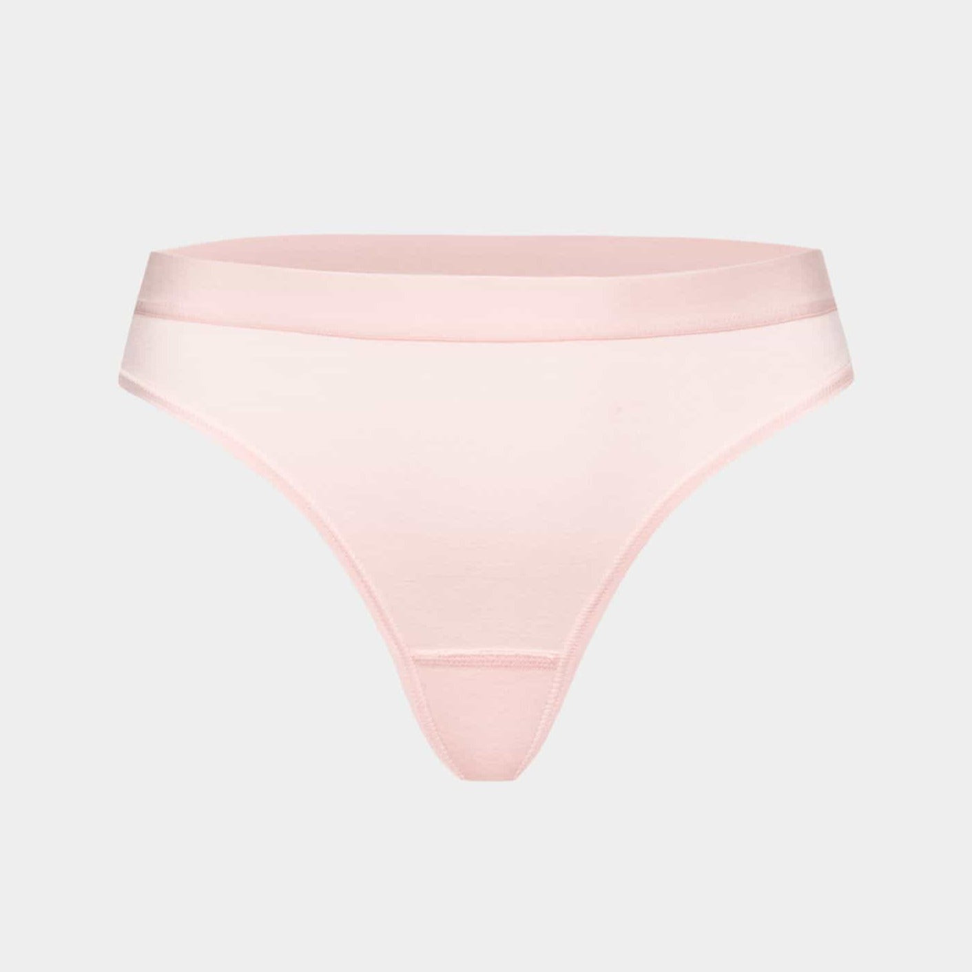 Hellrosa Damen-Slip in einem minimalistischen Design auf grauem Hintergrund.