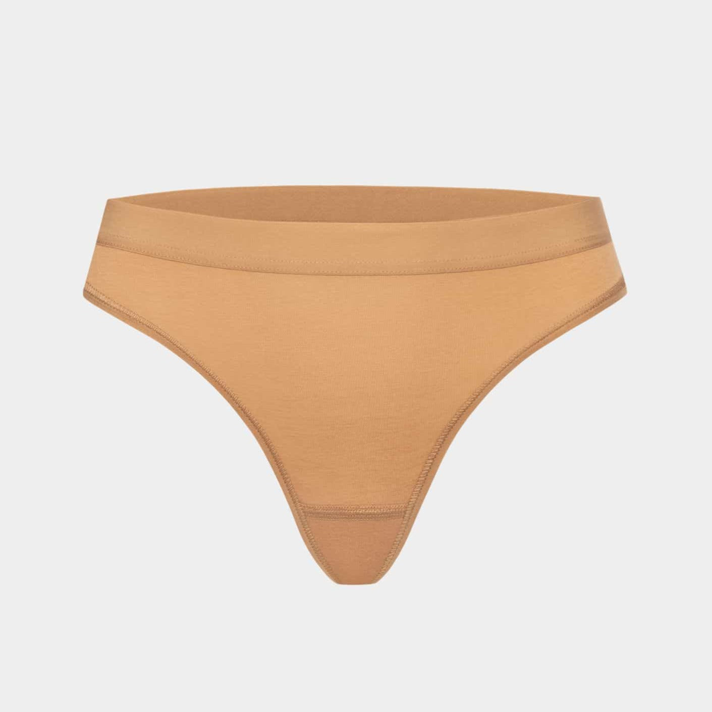 Beiger Slip vor weißem Hintergrund.