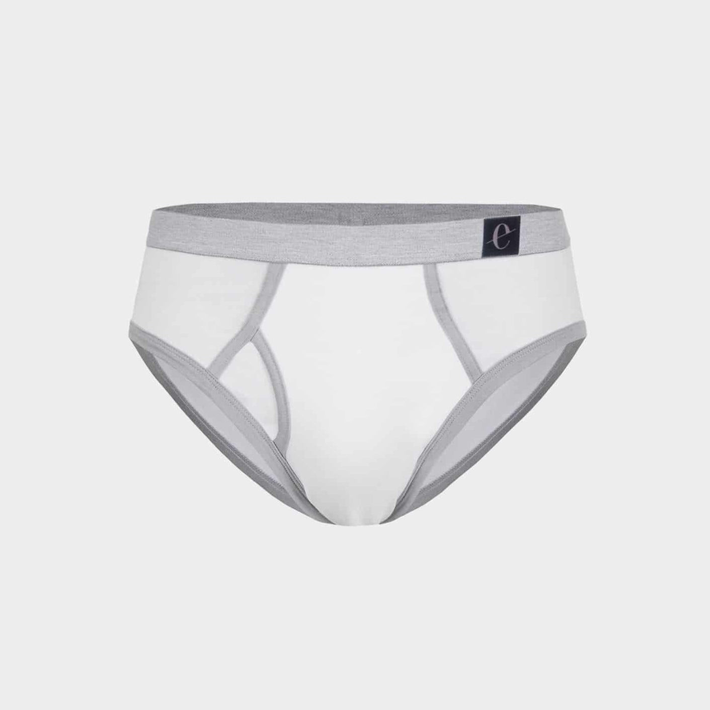 Weiße Unterhose mit grauem Bund und grauen Akzenten auf einem neutralen Hintergrund.