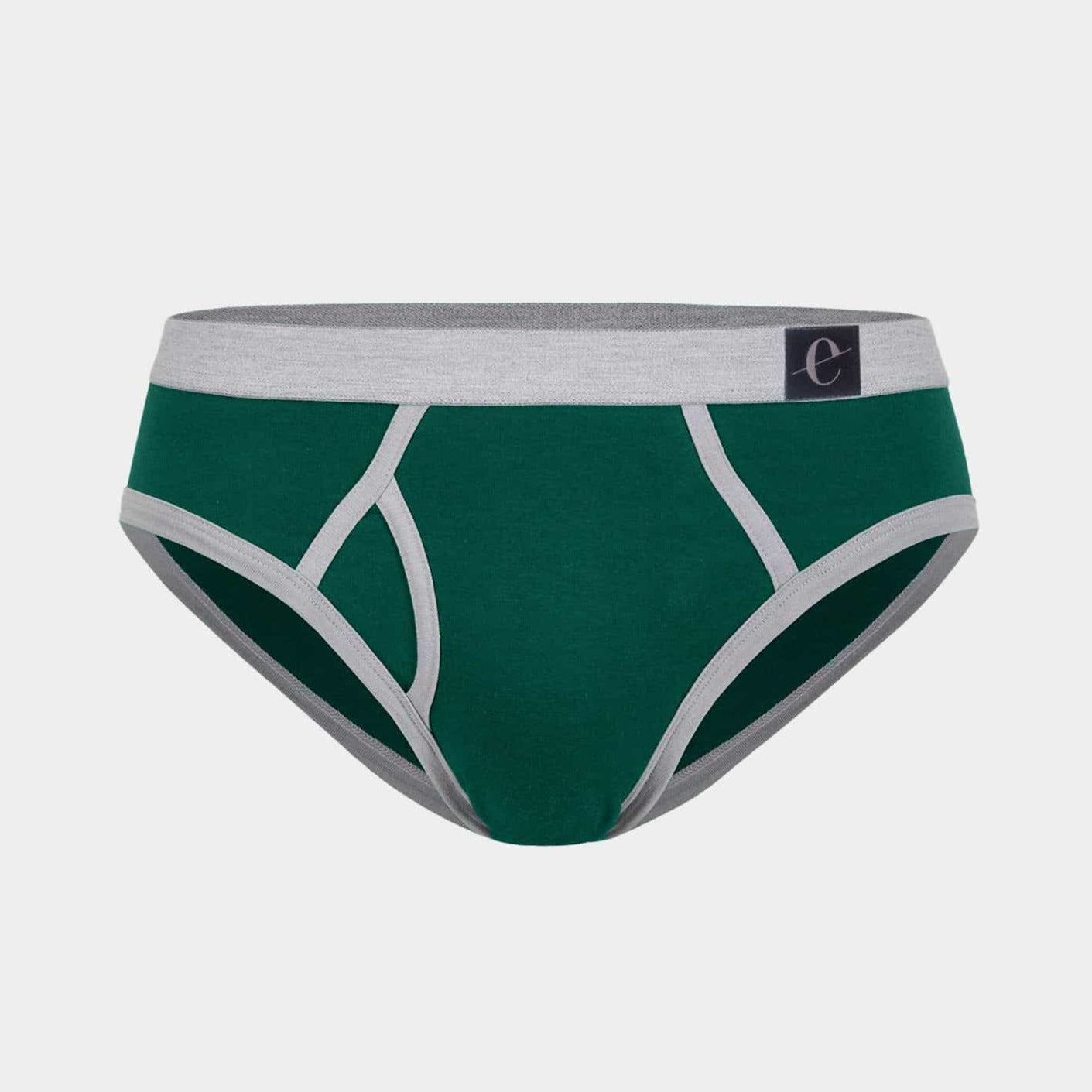 Grüne Herren-Slips mit grauem Bund und grauen Rändern auf weißem Hintergrund.