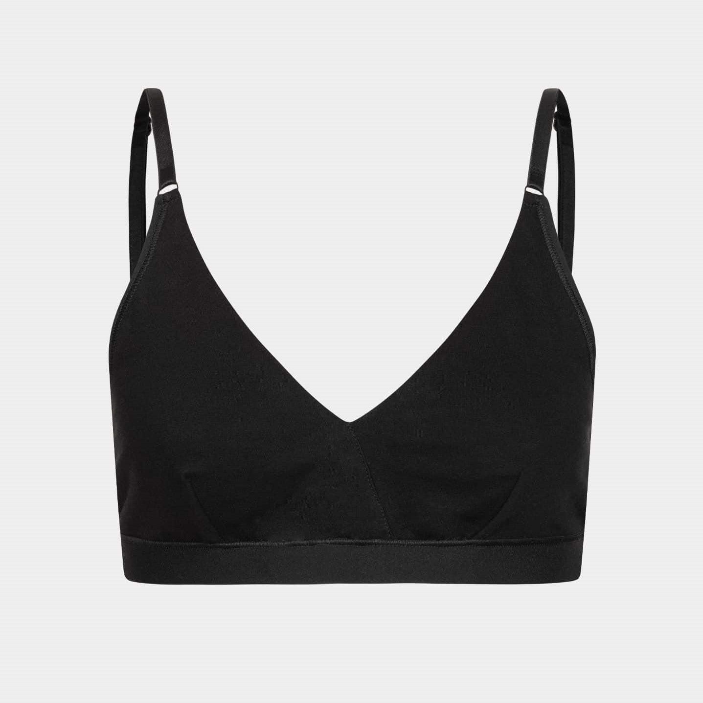 Schwarzer Büstenhalter mit dünnen Trägern und V-Ausschnitt vor einem weißen Hintergrund.