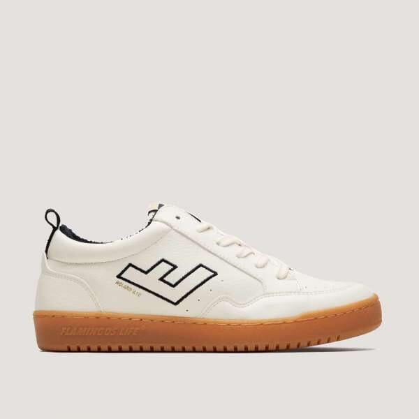 Ein weißer Sneaker mit brauner Sohle und schwarzem seitlichen Muster auf neutralem Hintergrund.