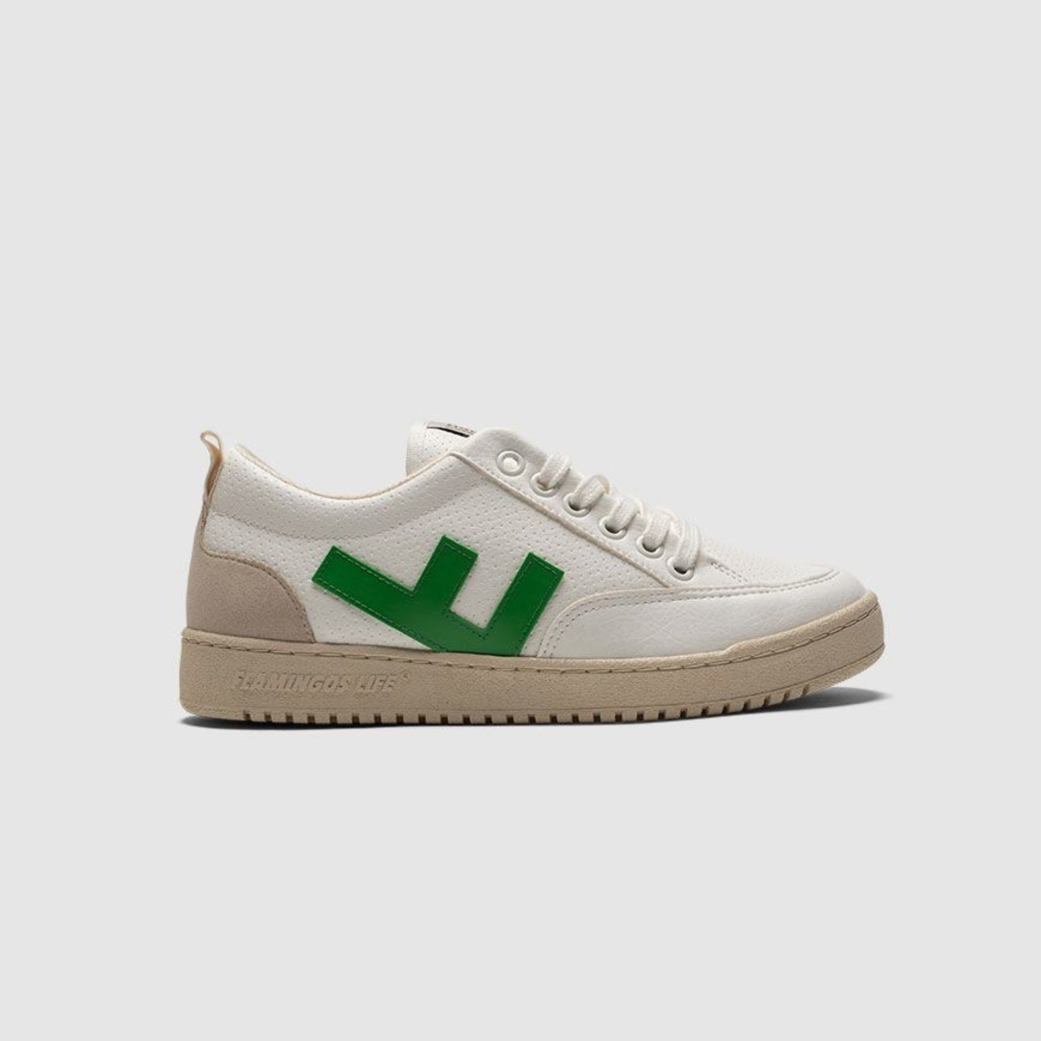 Weißer Sneaker mit grünen Akzenten und beiger Sohle auf grauem Hintergrund.